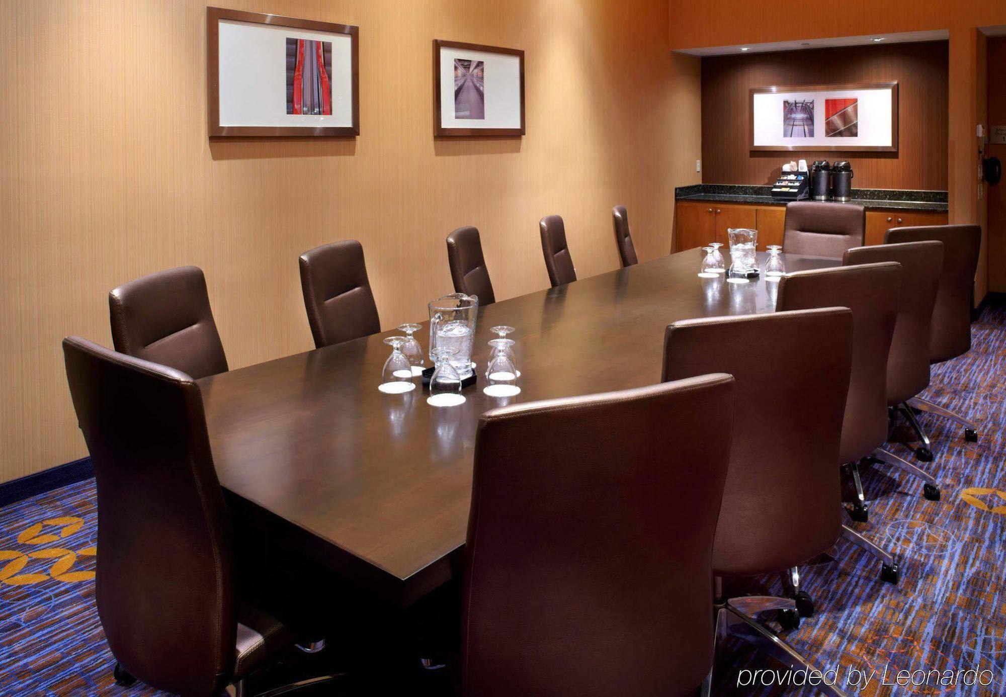 Courtyard Shadyside Hotel 3*